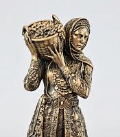Արձանիկ. Աղջիկը խաղողի զամբյուղով
