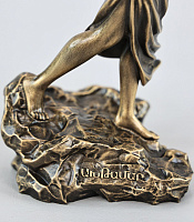 Արձանիկ  Ախթամար գլխաշորով