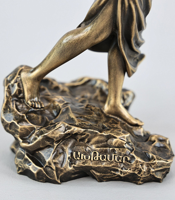 Արձանիկ  Ախթամար գլխաշորով