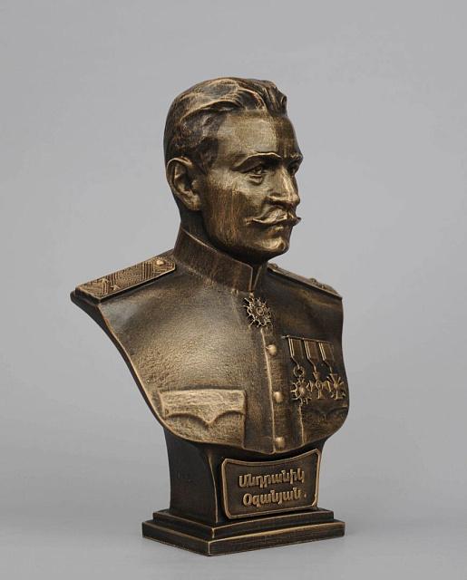 Կիսանդրի Անդրանիկ Օզանյան 