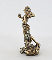 Արձանիկ  Ախթամար գլխաշորով