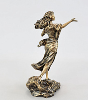 Արձանիկ  Ախթամար գլխաշորով