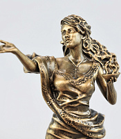 Արձանիկ  Ախթամար գլխաշորով