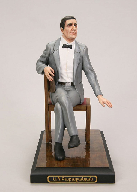 Արձանիկ  Առնո Բաբաջանյան (ձեռքով նկարազարդված)