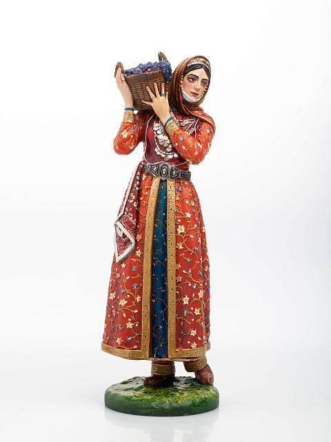 Արձանիկ Աղջիկը խաղողի զամբյուղով (ձեռքով նկարազարդված)