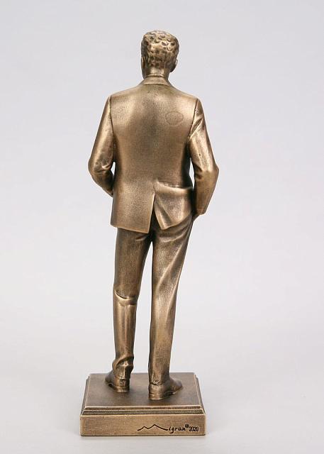 Արձանիկ Եղիշե Չարենց