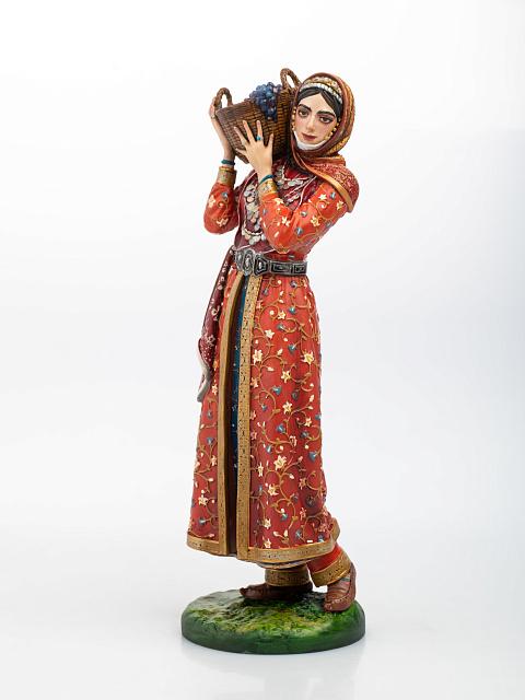 Արձանիկ Աղջիկը խաղողի զամբյուղով (ձեռքով նկարազարդված)