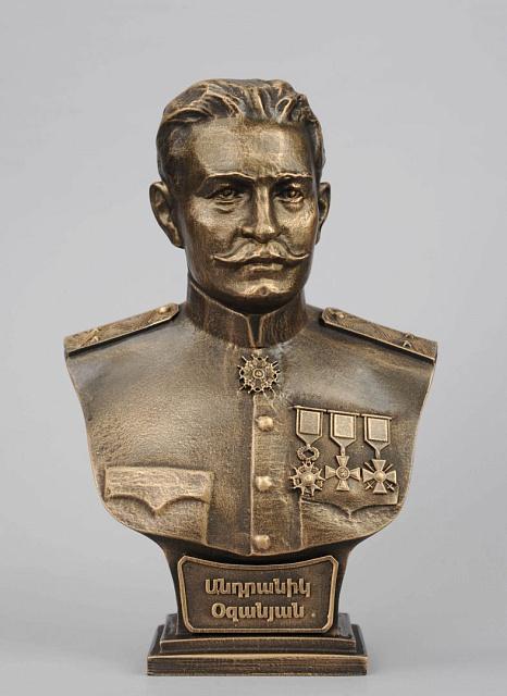 Կիսանդրի Անդրանիկ Օզանյան 