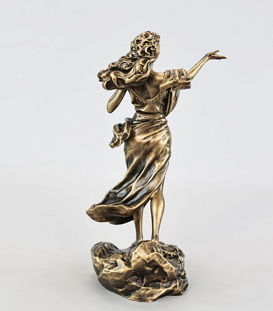 Արձանիկ  Ախթամար գլխաշորով