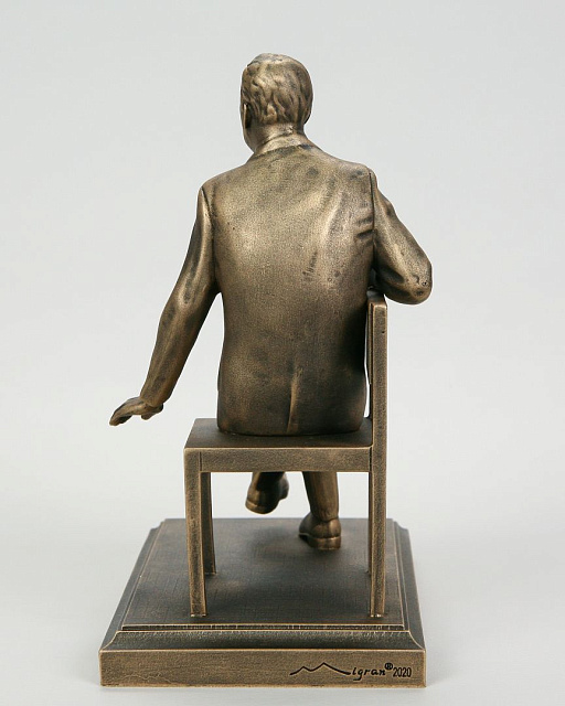 Արձանիկ Առնո Բաբաջանյան