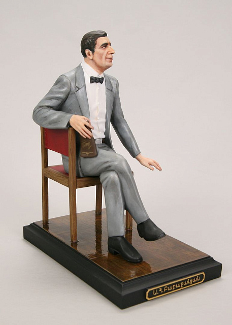 Արձանիկ  Առնո Բաբաջանյան (ձեռքով նկարազարդված)