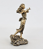 Արձանիկ  Ախթամար գլխաշորով