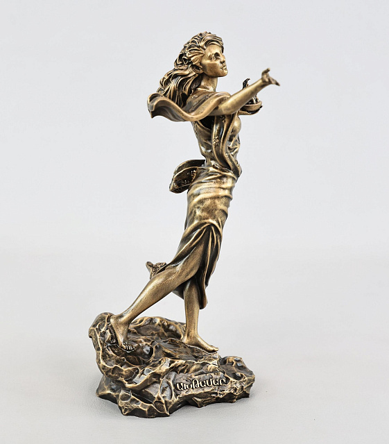 Արձանիկ  Ախթամար գլխաշորով