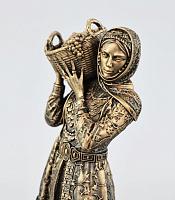 Արձանիկ. Աղջիկը խաղողի զամբյուղով