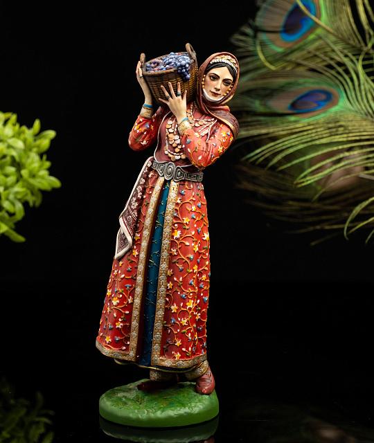 Արձանիկ Աղջիկը խաղողի զամբյուղով (ձեռքով նկարազարդված)