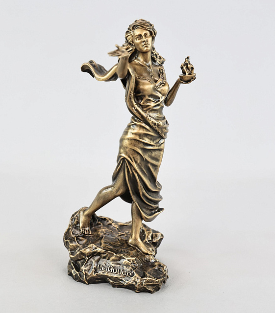 Արձանիկ  Ախթամար գլխաշորով