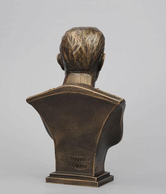 Կիսանդրի Անդրանիկ Օզանյան 