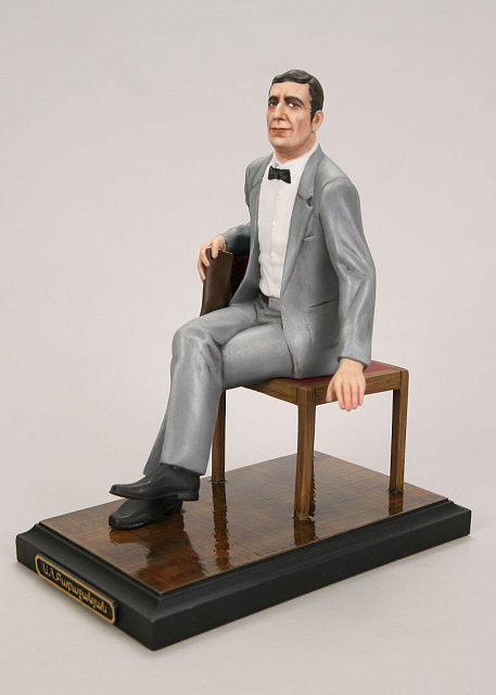 Արձանիկ  Առնո Բաբաջանյան (ձեռքով նկարազարդված)