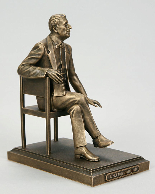 Արձանիկ Առնո Բաբաջանյան