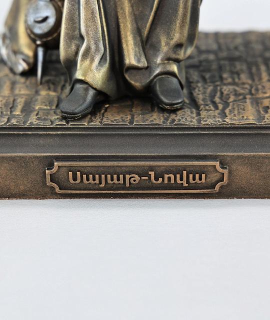 Հուշարձան Սայաթ Նովա (Վերնիսաժի գույն)